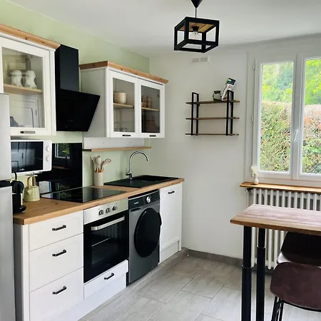 Les Volets Bleus فيلة Parmain